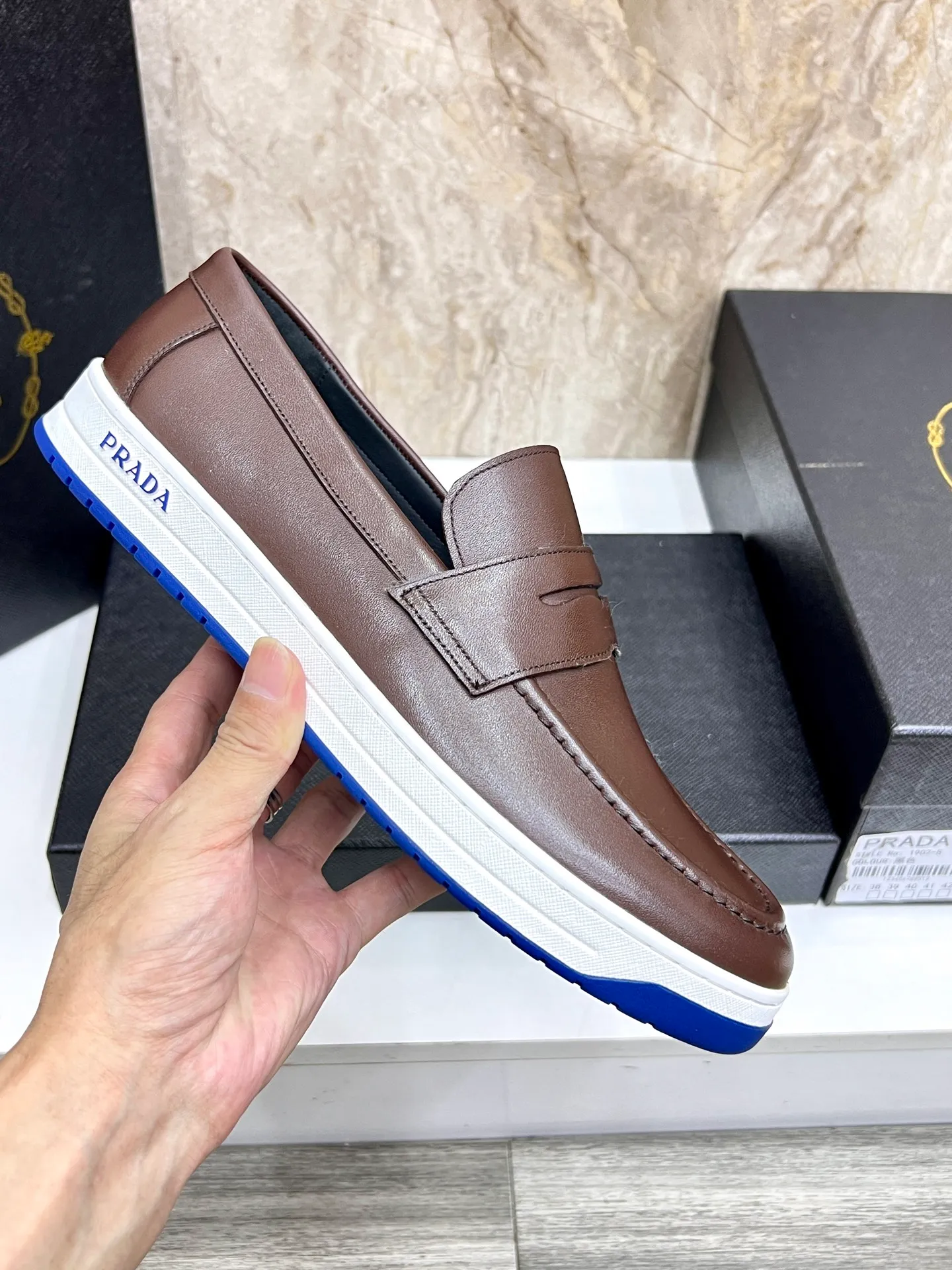 💰620 Prada classic men’s lace-up casual shoes｜Imported cowhide upper｜Layered stitching design on the upper Lightweight and breathable｜Soft and comfortable｜PRADA letters on the side｜Distinctive sporty style Showing the brand style｜Lightweight embossed rubber sole｜With cowhide foot pad lining｜Excellent foot feel Fashionable and elegant｜Size: 38-44 (customized at 45)